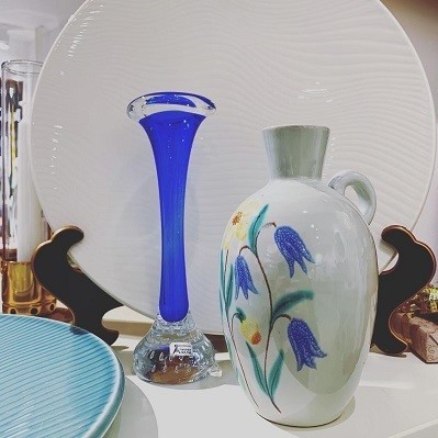 Återbrukade varor: blå hundbensvas i glas och hänkelvas med motiv av blåklocka och sommarblommor från Ekeby.